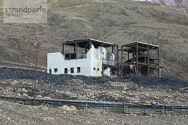 Verfallene Bergwerksgebäude in Pyramiden  einer verlassenen sowjetischen Kohlebergbausiedlung auf Spitzbergen  Svalbard