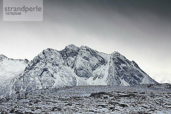 Schneebedeckte Berge im Winter  Laukvik  Austvågøy  Lofoten  Norwegen  Europa