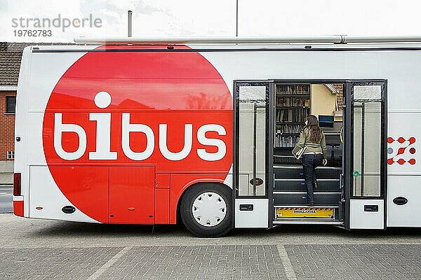Mädchen  das Bücher im Bibus  einem mobilen Bibliotheksbus in Flandern  Belgien  zurückgibt  Europa