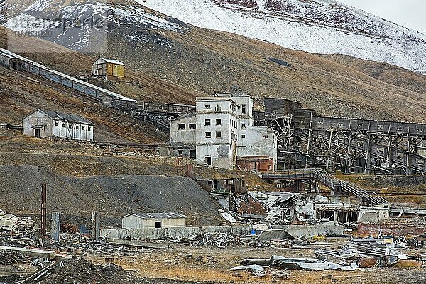 Verfallene Bergwerksgebäude in Pyramiden  einer verlassenen sowjetischen Kohlebergbausiedlung auf Spitzbergen  Svalbard