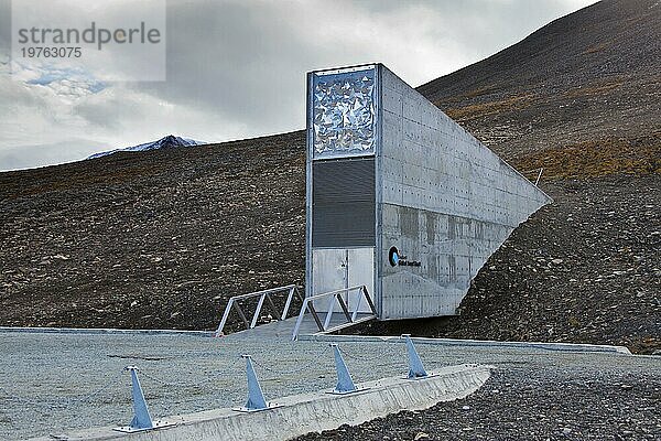 Eingang zum Svalbard Global Seed Vault  der größten Saatgutbank der Welt bei Longyearbyen auf der norwegischen Insel Spitzbergen