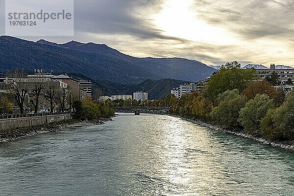Blick von der Innbrücke flussaufwärts  herbstliche Stimmung  Innsbruck  Tirol  Österreich  Europa