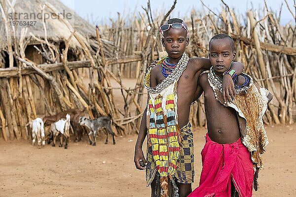 Zwei schwarze Kinder vom Stamm der Hamar  Hamer  in traditioneller Kleidung im Dorf Turmi  Omoflusstal Debub Omo Zone  Südäthiopien