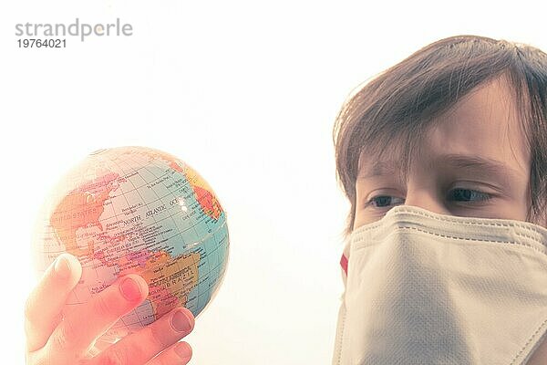 Kinder tragen Gesundheitsmasken  um sich vor Viren und Keimen zu schützen. Krankheitsschutz