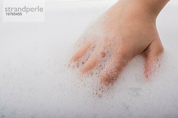 Händewaschen und Seifenschaum auf einem schaumigen Hintergrund