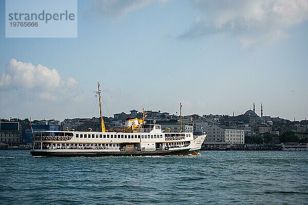 Passagiere benutzen in Istanbul Fähren zwischen zwei Kontinenten