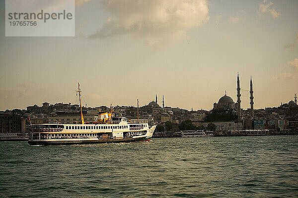 Passagiere benutzen in Istanbul Fähren zwischen zwei Kontinenten