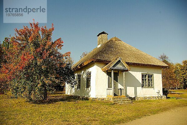 Traditionelles ukrainisches Landhaus mit Strohdach