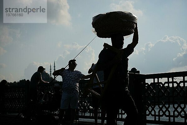Bagelverkäufer und Mann beim Angeln auf der Galatabrücke beliebtes Ziel