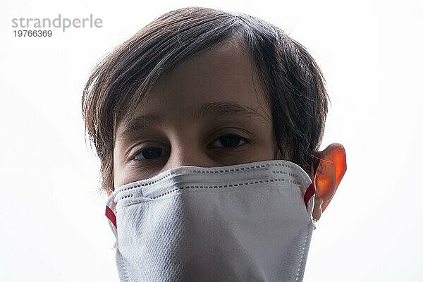 Kinder tragen Gesundheitsmasken  um sich vor Viren und Keimen zu schützen. Krankheitsschutz