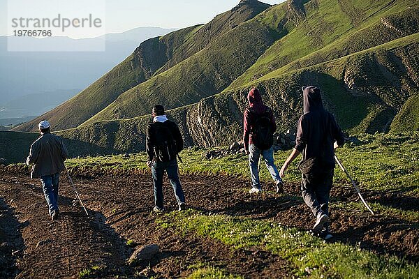 Freunde machen einen Ausflug auf einen Berg