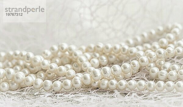 Natur weiße Perlenkette in Weichzeichner  mit Highlights