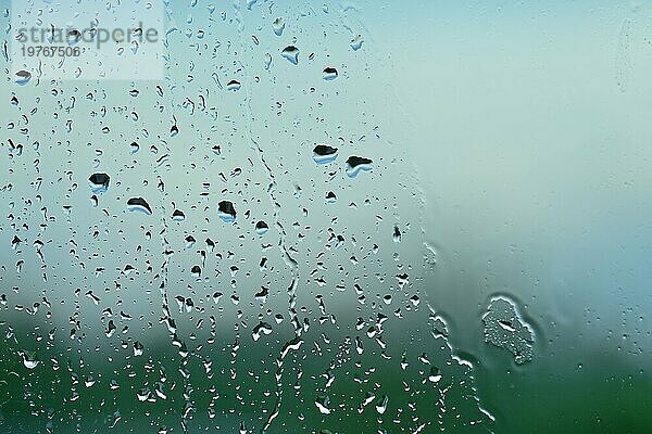 Regentropfen auf Fenster  regnerischen Tag in einer Nahaufnahme Vollbild Hintergrund Textur