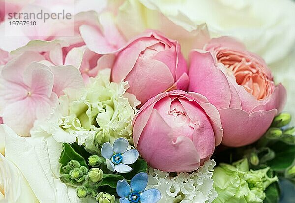 Schöner Blumenstrauß Arrangement Nahaufnahme in Pastellfarben. Dekoration von Rosen und Zierpflanzen  selektiver Fokus