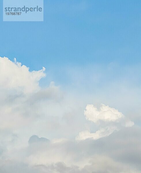 Blaür Himmel mit weißen Wolken im Hintergrund. Natürliche Kulisse