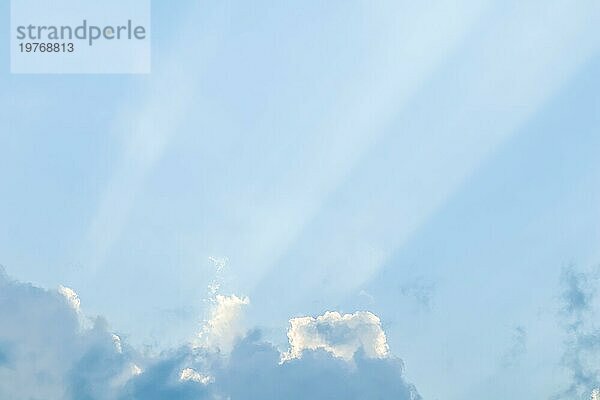 Hintergrund aus blauem Himmel mit Sonnenstrahlen über Wolken. Hohe Qualität Foto