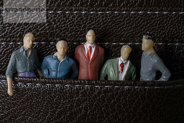 Winzige Figur einer Gruppe von Männern Miniaturmodell in Taschen