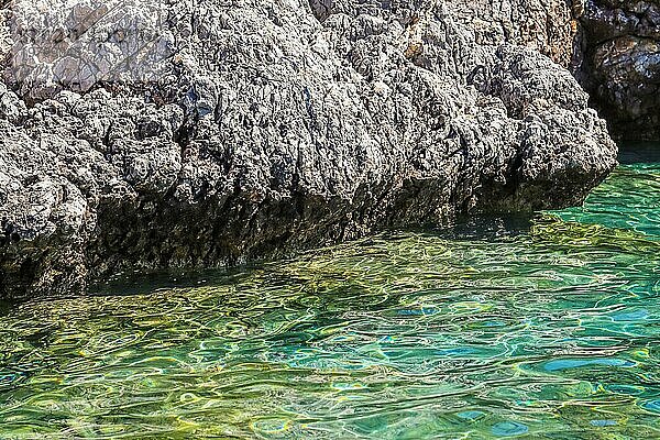 Smaragd Meerwasser und schöne natürliche felsige Meeresküste. Sommerurlaub und Küstennatur Konzept