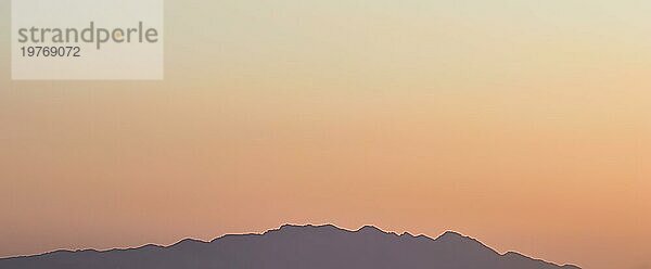 Hintergrund von einem schönen bunten Sonnenuntergang mit der Silhouette der Berge. Hohe Qualität Foto