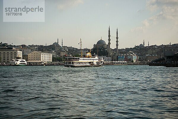 Passagiere benutzen in Istanbul Fähren zwischen zwei Kontinenten