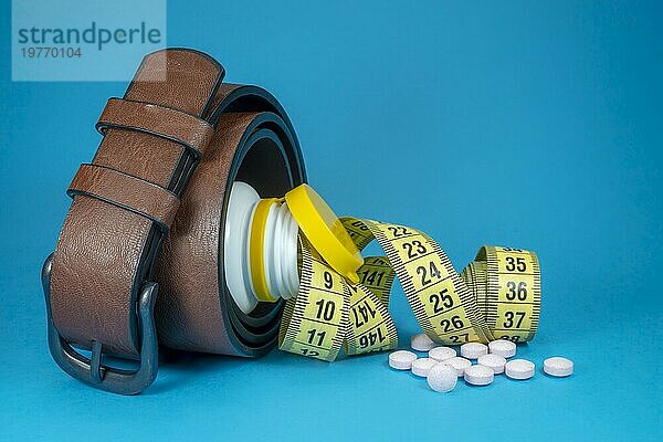 Conceptual Gewichtsverlust Bild mit einem Maßband  verstreut Pillen und echtes Leder Gürtel um eine Apotheke Flasche über blau gewickelt