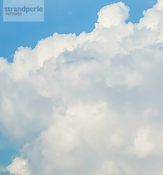 Blaür Himmel mit weißen Wolken im Hintergrund. Natürliche Kulisse