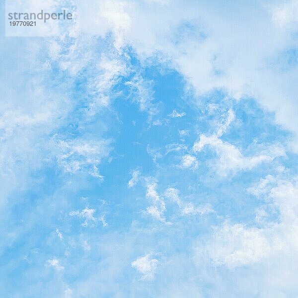 Hintergrund der blaün Himmel mit schönen natürlichen weißen Wolken