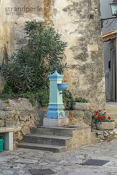 Blaue antike Wassersäule mit Wasserhahn. Alter alter Wasserhahn in Moscenice. Kroatien