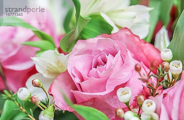 Schöne rosa Rose in Blumenarrangement. Dekoration von Rosen und Zierpflanzen  selektiver Fokus