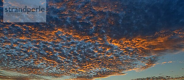 Panoramablick auf den farbenfrohen Sonnenuntergang und die Wolkenlandschaft  dramatisches Panorama Abendhimmel nach Sonnenuntergang