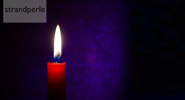Einzelne rote Kerze brennt allein in der dunkelblauen Hintergrund. Konzeptuelles Bild von Frieden  Liebe  Hoffnung oder Geduld in einem Panoramabanner mit freiem Kopierraum