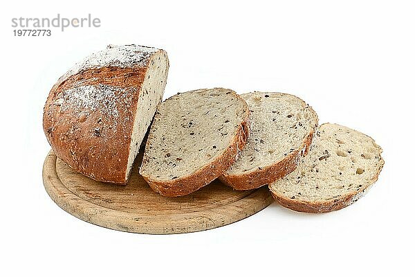 Aufgeschnittener Brotlaib vor weißem Hintergrund. Brotscheiben in einem niedrigen Winkel Ansicht. Vorderansicht