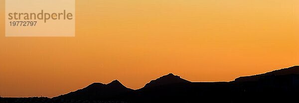 Hintergrund von einem schönen bunten Sonnenuntergang mit der Silhouette der Berge. Hohe Qualität Foto