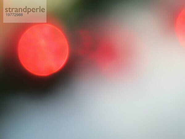 Defokussierte Bokehlichter als Kulisse. Rote Kreise aus Licht. und Weihnachten Hintergrund