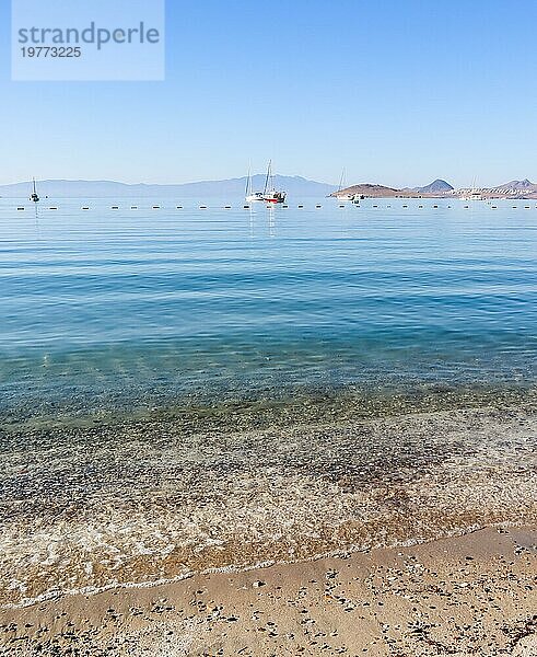 Schöne ruhige blaue Bucht mit Sandstrand im Mittelmeer. Urlaub und Entspannung an der Meeresküste