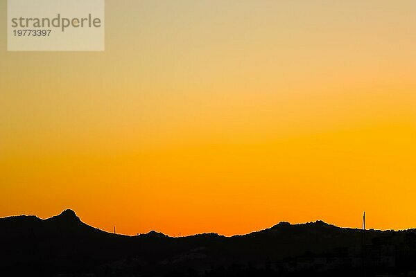 Hintergrund von einem schönen bunten Sonnenuntergang mit der Silhouette der Berge. Hohe Qualität Foto