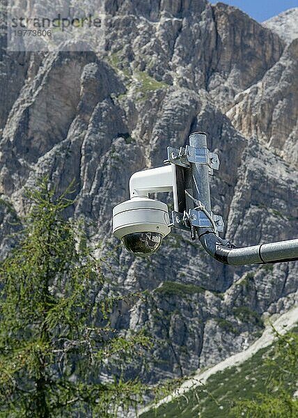 Videoüberwachungssystem draußen im Park. Dolomiten. Italien