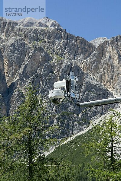 Videoüberwachungssystem draußen im Park. Dolomiten. Italien