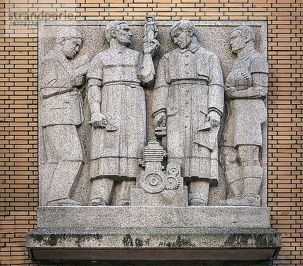 Relief von Männern  symbolisieren Liberté  Egalité  Fraternité (Gleichheit) (Freiheit) (Brüderlichkeit)  an einem städtischen Gebäude  Paris  Frankreich  Europa