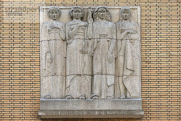 Relief von Frauen symbolisieren Liberté  Egalité  Fraternité (Gleichheit) (Freiheit) (Brüderlichkeit)  an einem städtischen Gebäude  Paris  Frankreich  Europa
