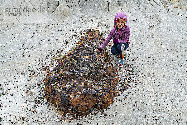 Mädchen an einem Dinosaurierfossil  Dinosaur Provincial Park  UNESCO-Weltkulturerbe  Alberta  Kanada  Nordamerika