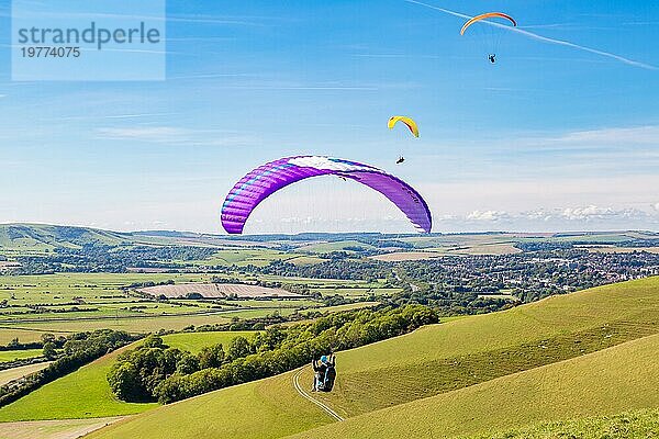 Gleitschirmflieger am Mount Caburn  fliegen über die Kreisstadt Lewes  East Sussex  England  Vereinigtes Königreich  Europa