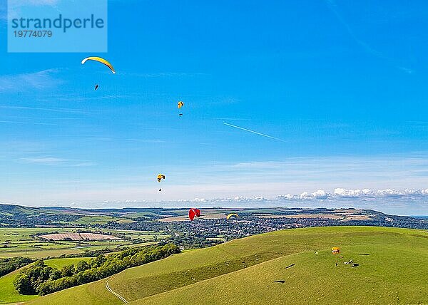 Gleitschirmflieger am Mount Caburn  fliegen über die Kreisstadt Lewes  East Sussex  England  Vereinigtes Königreich  Europa