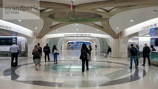 Innenraum des Grand Central Madison  einem S-Bahn-Terminal  unterhalb des Grand Central Terminals  für die Long Island Rail Road (LIRR) in New York City  Vereinigte Staaten von Amerika  Nordamerika