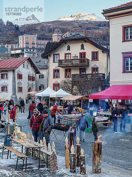 Ein Weihnachtsmarkt im Freien in Scuol  Schweiz  Europa