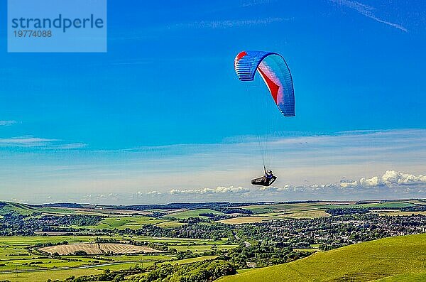 Gleitschirmflieger am Mount Caburn  fliegen über die Kreisstadt Lewes  East Sussex  England  Vereinigtes Königreich  Europa