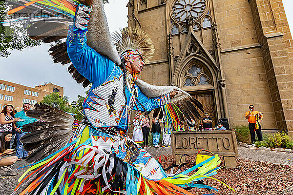 Teilnehmer des Santa Fe Indian Market treten in traditionellen Insignien in der Innenstadt von Santa Fe  New Mexico  Vereinigte Staaten von Amerika  Nordamerika auf