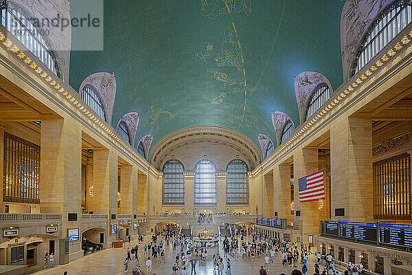 Marmorierte Haupthalle des Grand Central Terminal und gewölbte Decke mit gemalten Sternbildern  New York City  Vereinigte Staaten von Amerika  Nordamerika