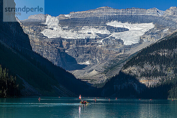 Kajakfahrer auf Lake Louise  Banff-Nationalpark  UNESCO-Weltkulturerbe  Alberta  Rocky Mountains  Kanada  Nordamerika