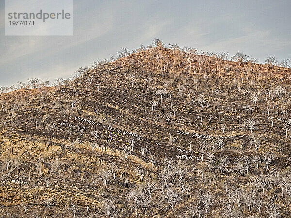 Die Namen vieler Schiffe sind auf die Felsen in der Bucht von Urbina  Galapagos  UNESCO-Weltkulturerbe  Ecuador  Südamerika gemalt